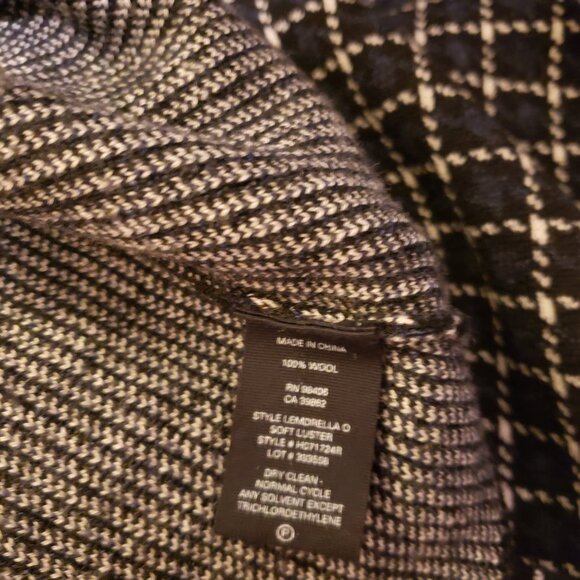 THEORY 100% Soft Wool form fitting petite long sleeve dress - Picture 4 of 5